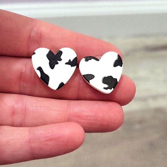 Cow print heart shaped earrings - Picture 1 of 1